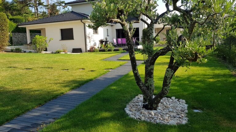 Maison avec étage et menuiseries anthracite sur Aubenas (07200) en Ardèche